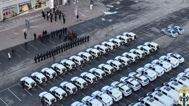 Новосибирским полицейским вручили ключи от новых служебных автомобилей