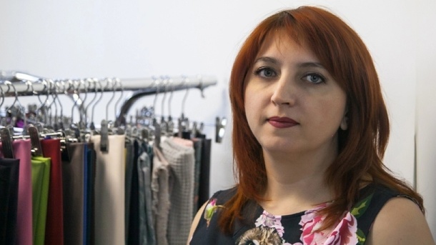 Падаю без сил. В Новосибирске владелица интернет-магазина бесплатно шьёт одежду для участников СВО