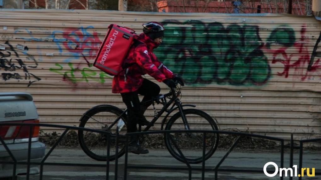В Омске мужчина украл велосипед у курьера службы доставки