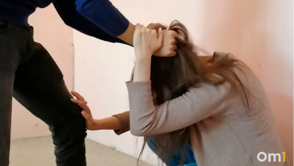 Избил и сбежал: бомж напал на 33-летнюю жительницу Новосибирска в её квартире