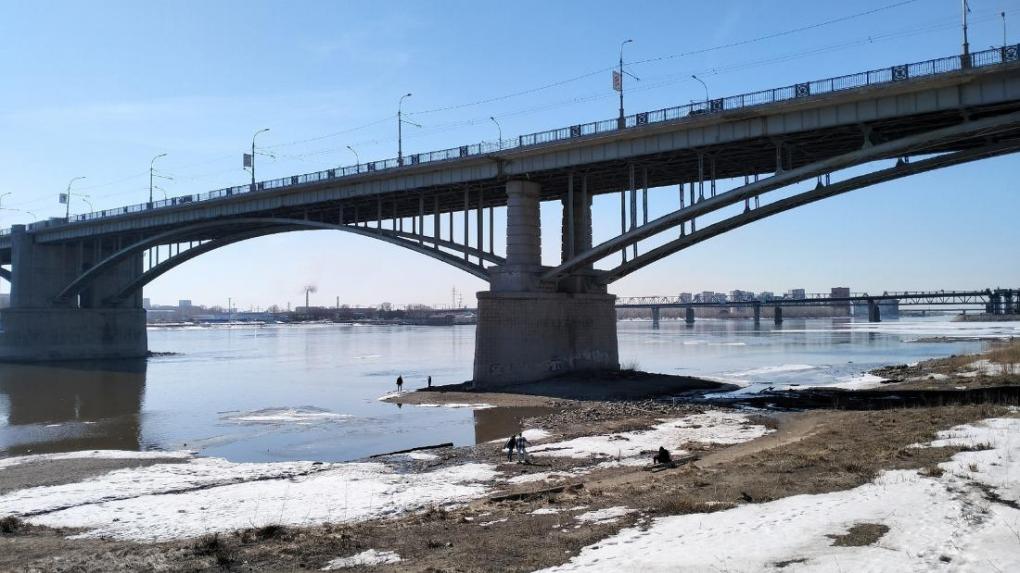 Пьяного новосибирца эвакуировали спасатели со льдины на реке Оби