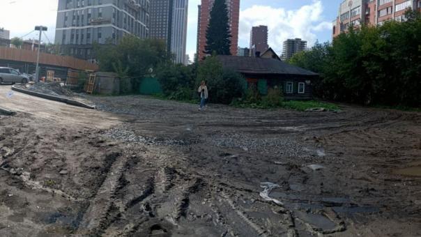«Никому до нас нет дела»: новосибирцы жалуются на разбитые дороги после строительства ЖК «Zoe»