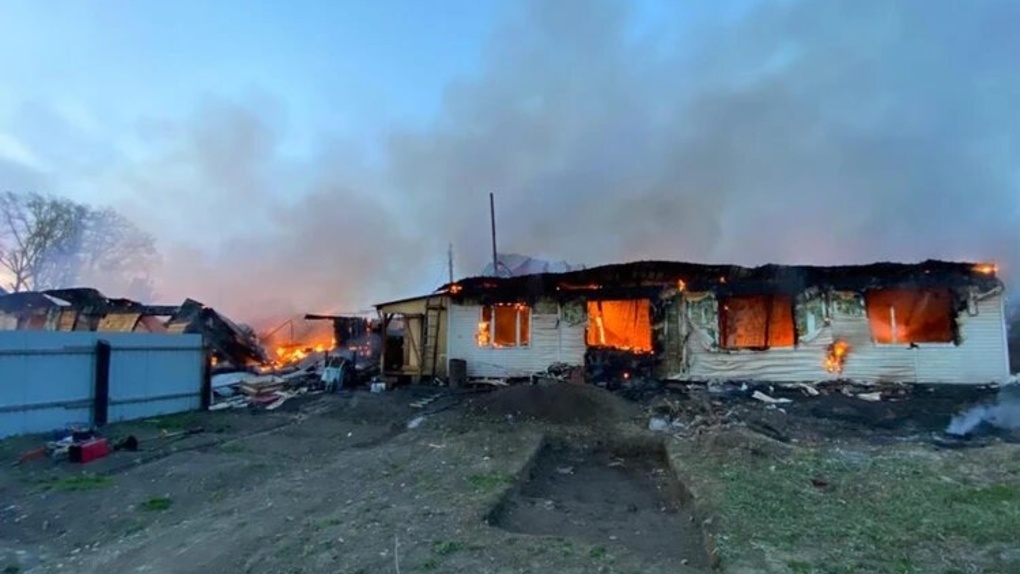 Под Новосибирском многодетная семья осталась на улице из-за пожара. ФОТО