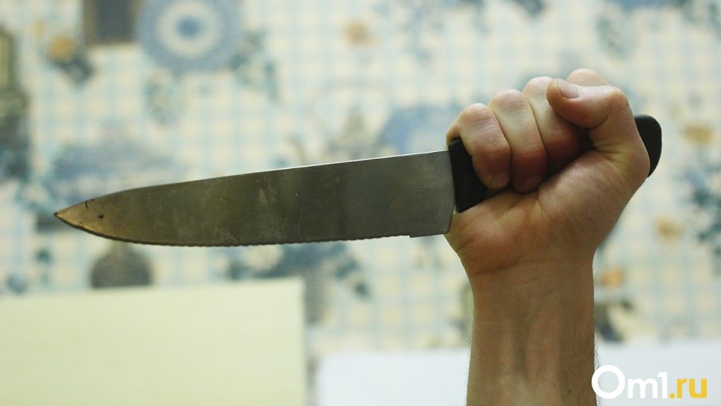 В Омской области 52-летний мужчина ударил ножом знакомую во время ссоры