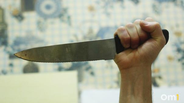 В Омской области 52-летний мужчина ударил ножом знакомую во время ссоры