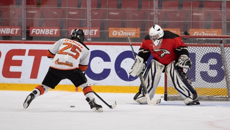 Омский «Авангард» пытается забрать двух лидеров из «Барыса» и «Торпедо»