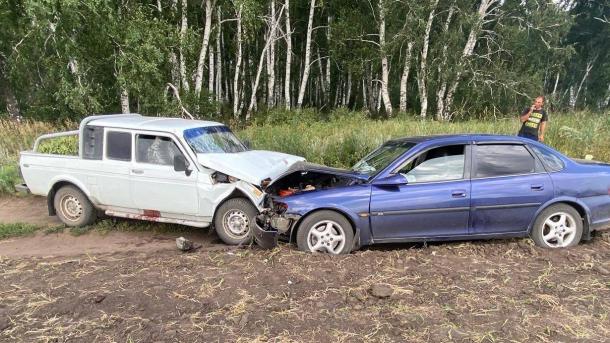 В Омской области в поле столкнулись машины: женщина погибла, ребёнок в больнице