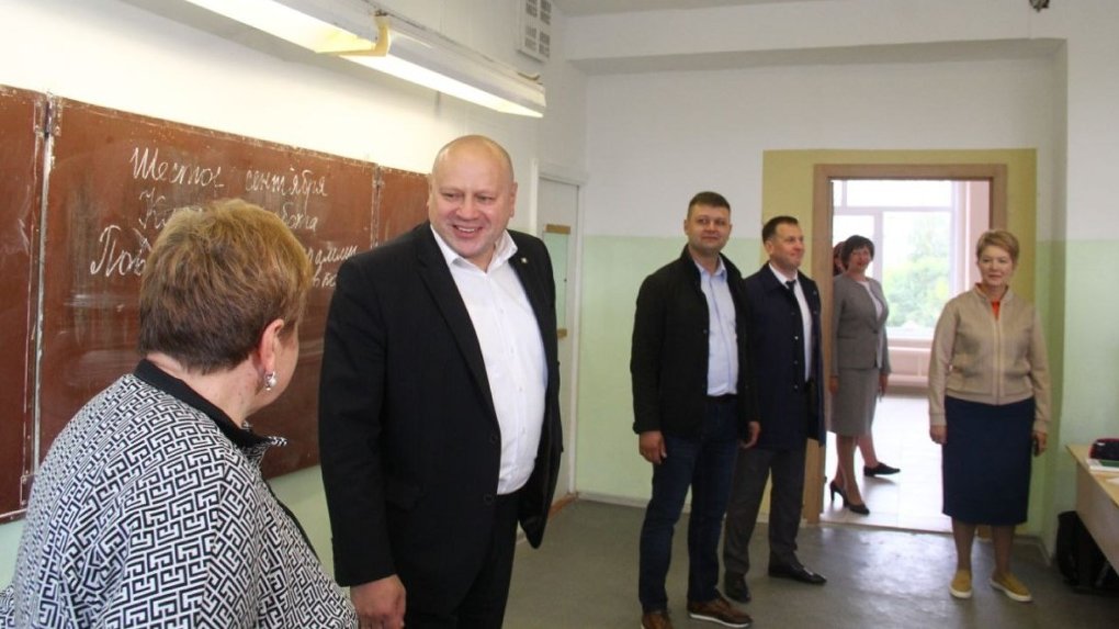 Мэр Омска Сергей Шелест оценил оказанную меценатом помощь школе №44