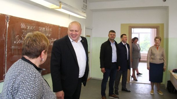 Мэр Омска Сергей Шелест оценил оказанную меценатом помощь школе №44