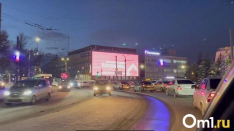 В центре Омска запустили гигантский видеоэкран