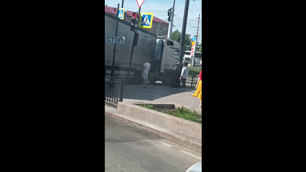 На Ленинградском мосту в Омске фура врезалась в светофор и уехала