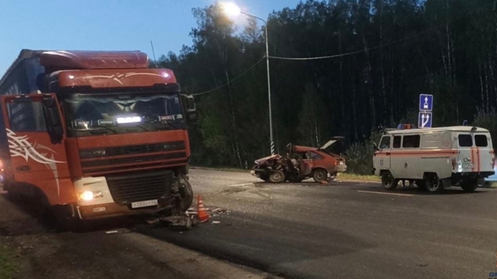 На трассе Тюмень – Омск водитель разбился насмерть, врезавшись в сломанный большегруз