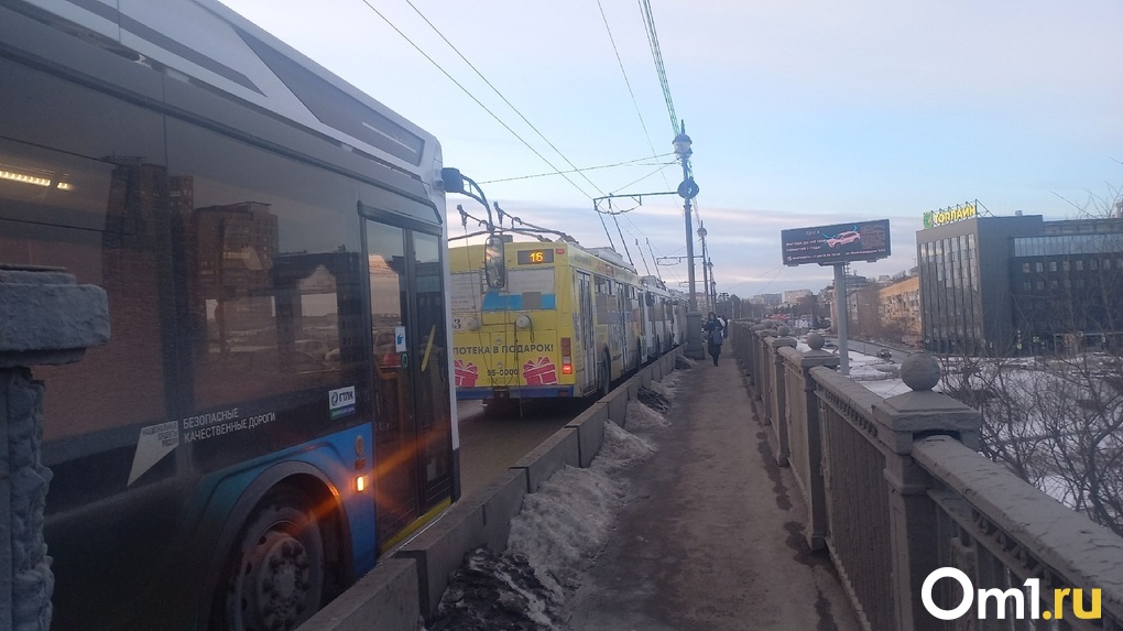 Движение парализовано: в центре Омска встали троллейбусы