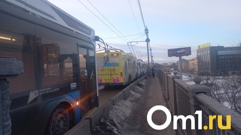 Движение парализовано: в центре Омска встали троллейбусы