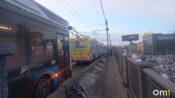 Движение парализовано: в центре Омска встали троллейбусы