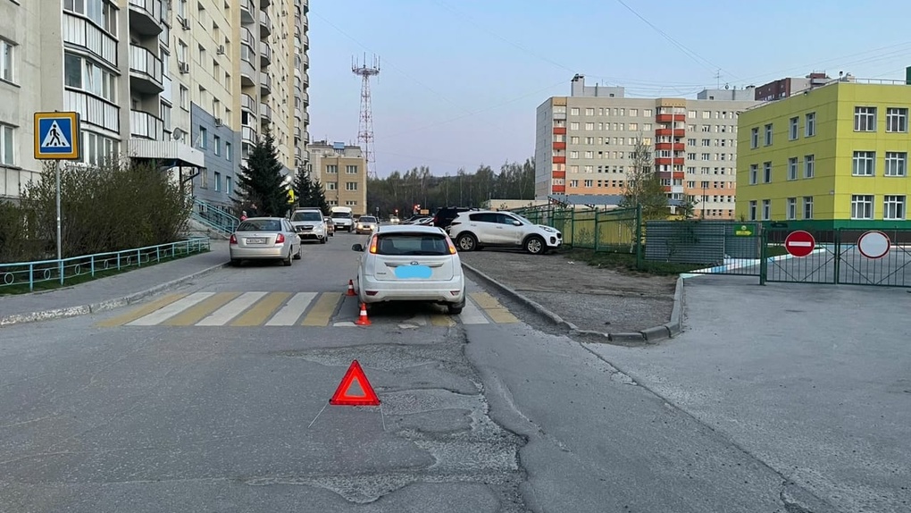 Иномарка сбила женщину и 8-летнего ребёнка в Новосибирске