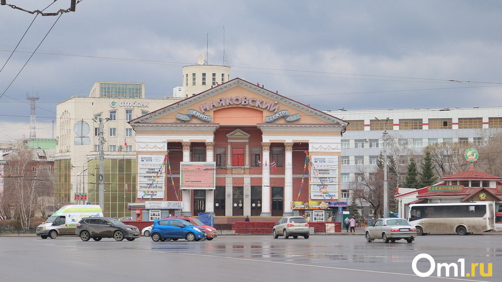 В самом центре Омска на несколько метров провалился асфальт