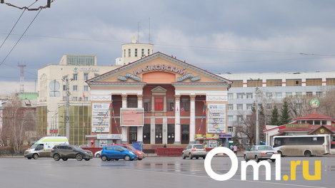В самом центре Омска на несколько метров провалился асфальт