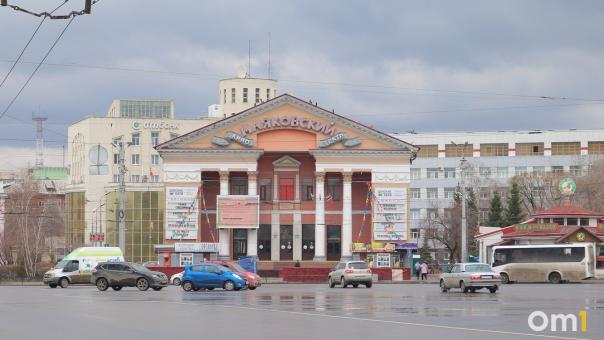 В самом центре Омска на несколько метров провалился асфальт