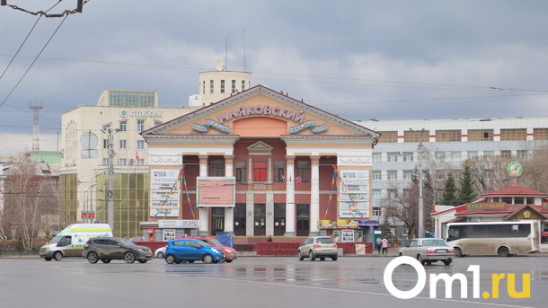 В самом центре Омска на несколько метров провалился асфальт