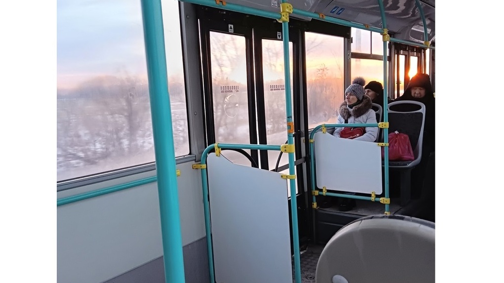 «Время проехаться с ветерком»: жители пригорода Омска в морозы ездят на автобусе с приоткрытыми дверьми