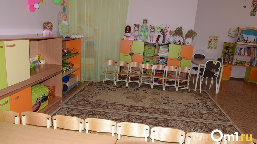 Не всем и без фото: в Омске объявили об ограничениях новогодних утренников в детсадах и школах