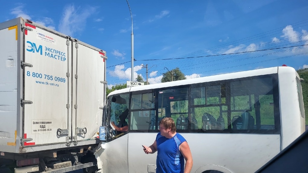 «Лицо в крови»: водитель маршрутки врезался в грузовик в Новосибирске. ФОТО