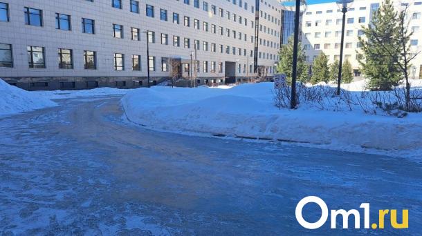 Омич получил 150 тысяч рублей из-за того, что упал, вынося мусор