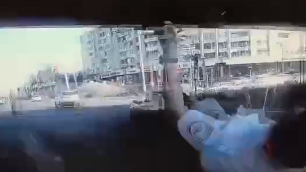 Прокатил на капоте: появилось видео, как омский водитель сбил регулировщика