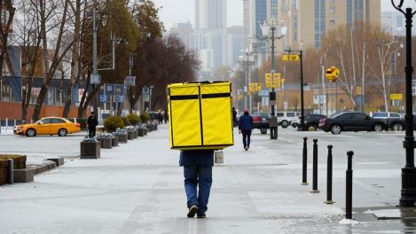 «Я получил 90 тысяч»: курьер с высшим образованием рассказал, почему не работает по специальности