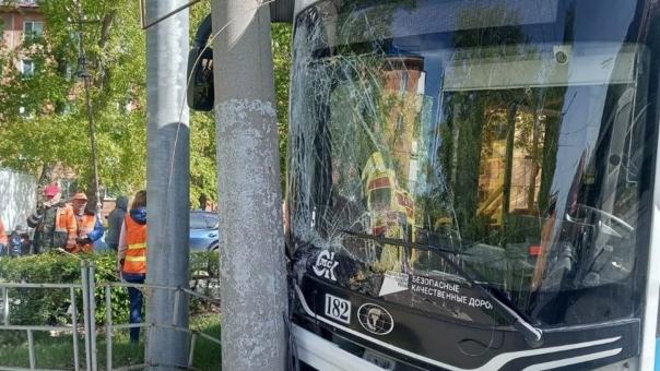 Омичка опубликовала видео после ДТП троллейбуса со столбом