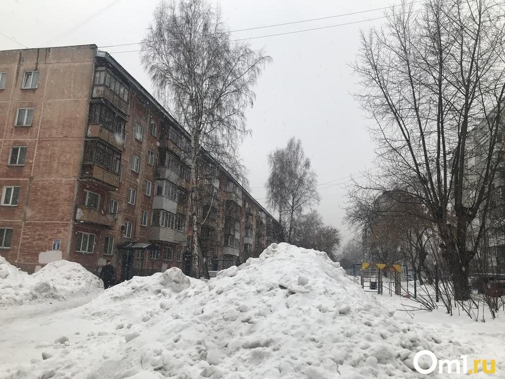 Снежный коллапс в Новосибирске: горожане бьют тревогу в соцсетях из-за заваленных дорог и тротуаров