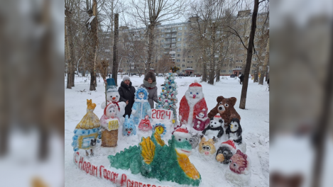 «Я всех люблю»: 83-летняя бабушка лепит снежные скульптуры во дворе дома в Новосибирске