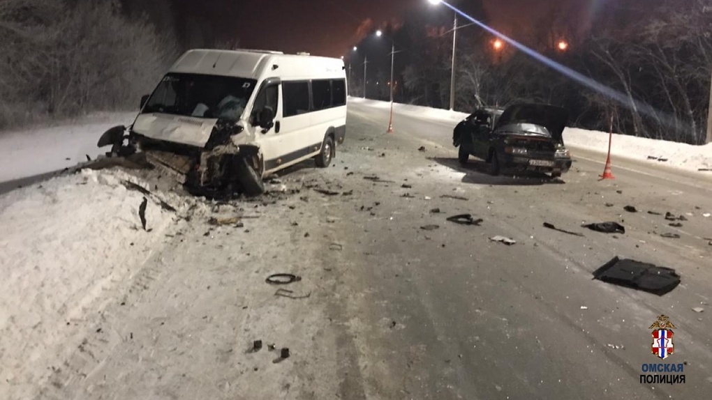 На Красноярском тракте водитель легкового автомобиля врезался в маршрутку и сбежал