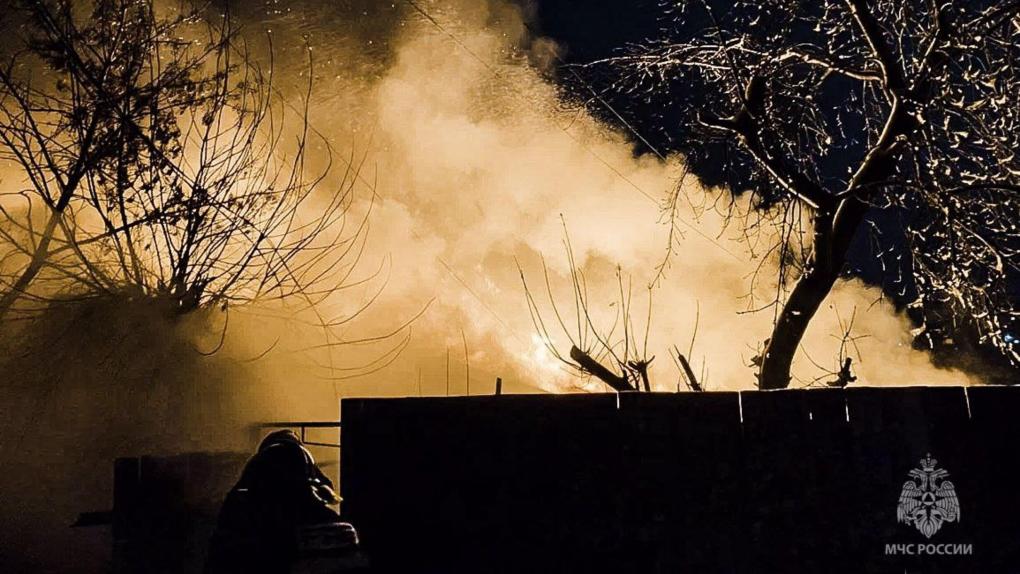 Шесть пожарных машин тушили ночью горящий дом в Омске