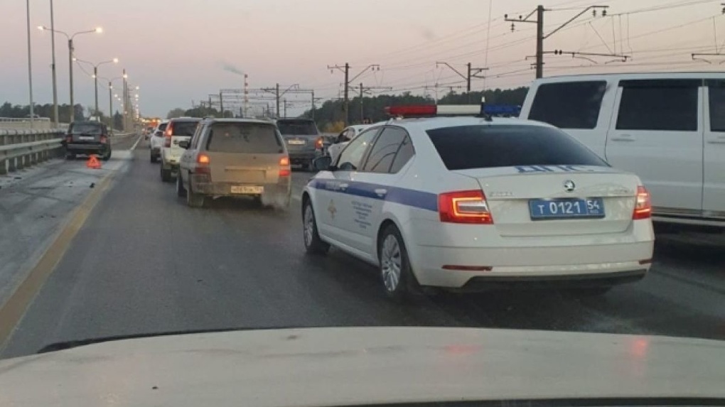 Столкнулись 10 машин: массовое ДТП под Новосибирском спровоцировало жёсткую пробку