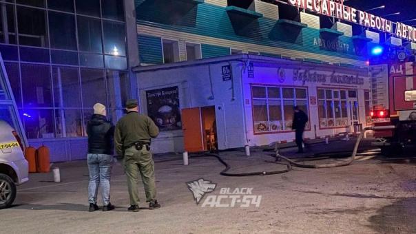 В Новосибирске замкнуло проводку внутри киоска «Горячие беляшики» на Бердском шоссе