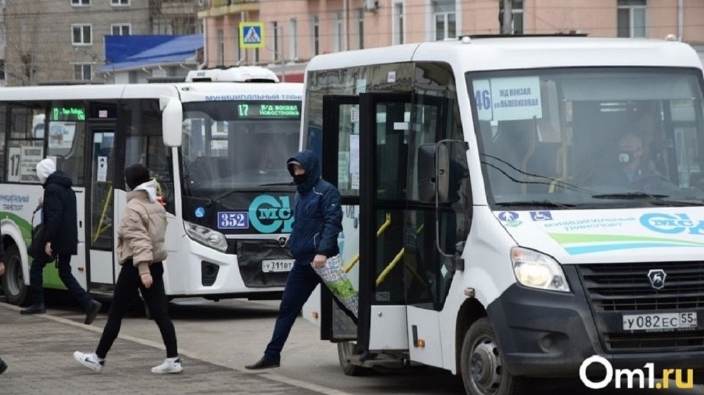 В Омске водитель устроил скандал в маршрутке и выгнал пассажиров на мороз