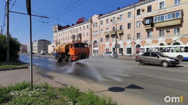 В Омске из-за аномальной жары дорожники начали поливать асфальт водой