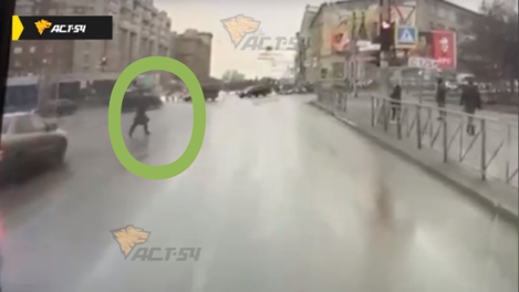 Видео смертельного ДТП возле театра «Глобус» в Новосибирске появилось в соцсетях