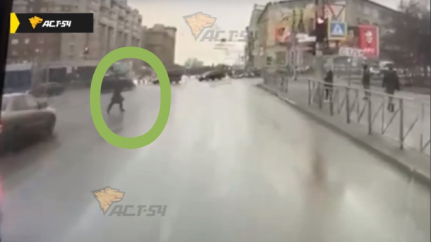 Видео смертельного ДТП возле театра «Глобус» в Новосибирске появилось в соцсетях