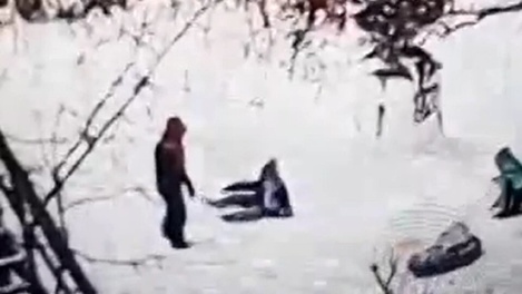 В Новосибирске 9-летние дети устроили драку во дворе дома на МЖК. ВИДЕО