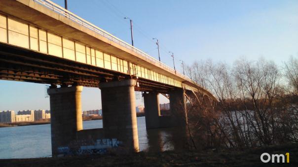 Опасный штырь: мост у Телецентра травмировал омича