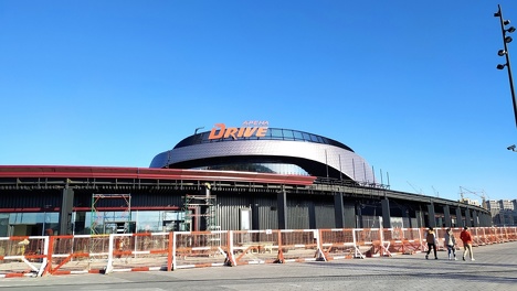 Омская «G-Drive Арена» продолжает преображаться. На ней появились буквы. ФОТО