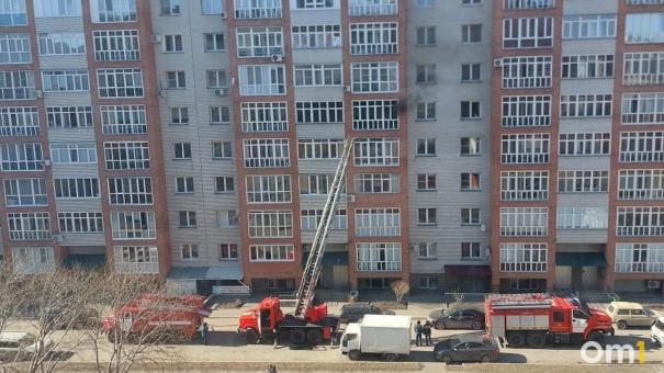 В Омске в многоэтажке загорелась квартира на пятом этаже