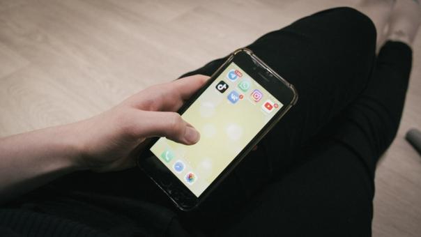Омская сутенёрша в маршрутке из чужого кармана вытащила телефон