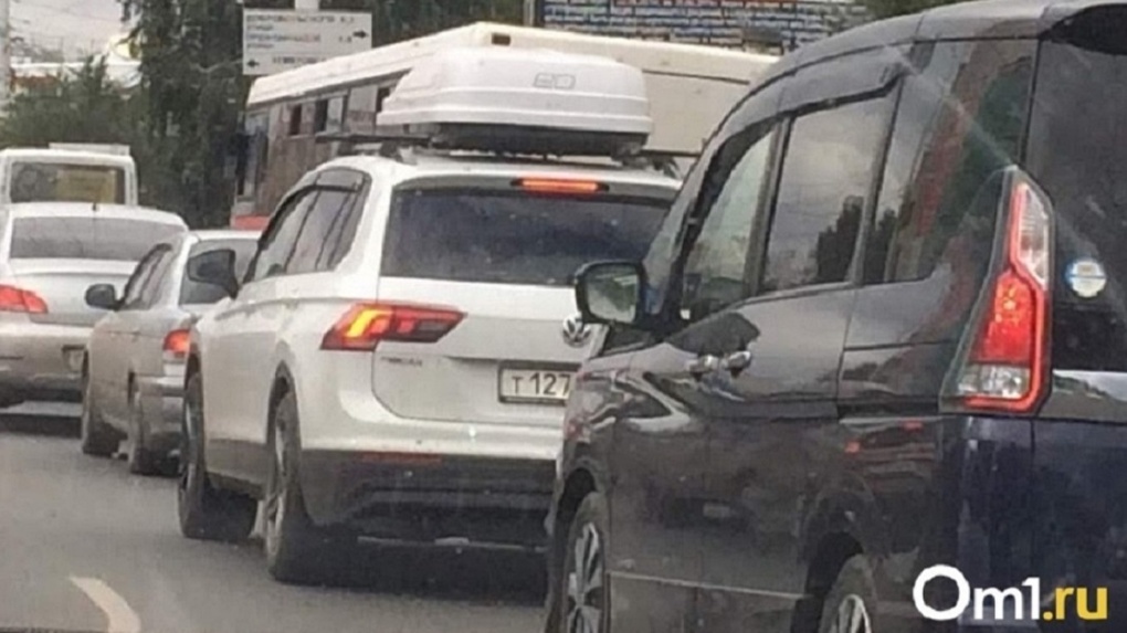Дорожный коллапс: адские пробки спровоцировало перекрытие улицы Ватутина в Новосибирске