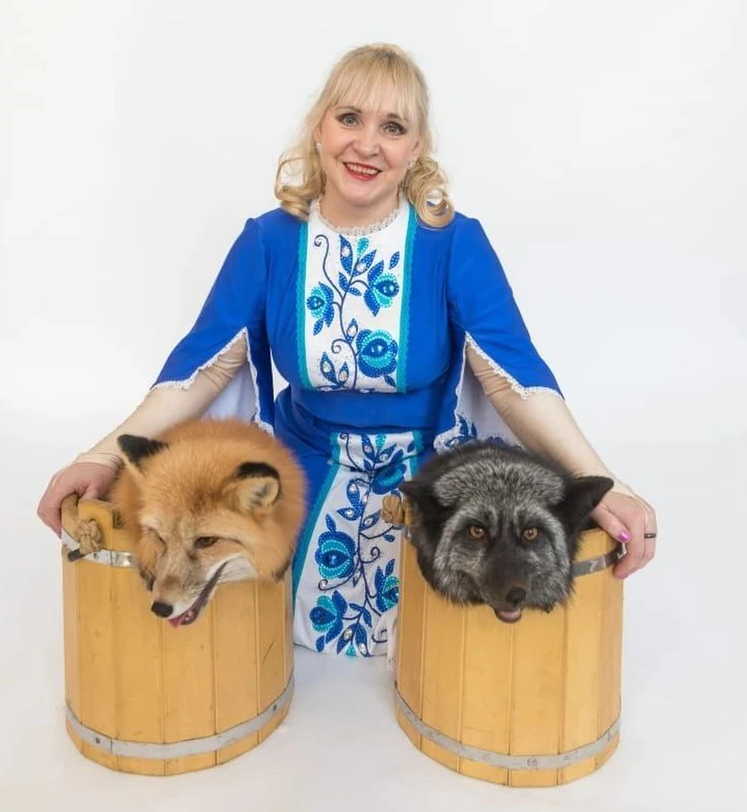 Кувыркаются и катают бочку: новосибирская дрессировщица шесть лет обучает лисиц трюкам. ФОТО