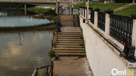 Омич устроил заплыв по аварийным причалам Речного вокзала