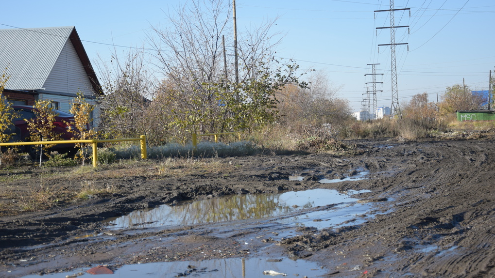 Четыре километра по грязи: жители улицы в Омске оказались отрезаны от цивилизации